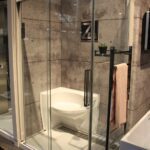 34 ideas de diseño de duchas a ras de suelo que pueden poner su baño en la parte superior